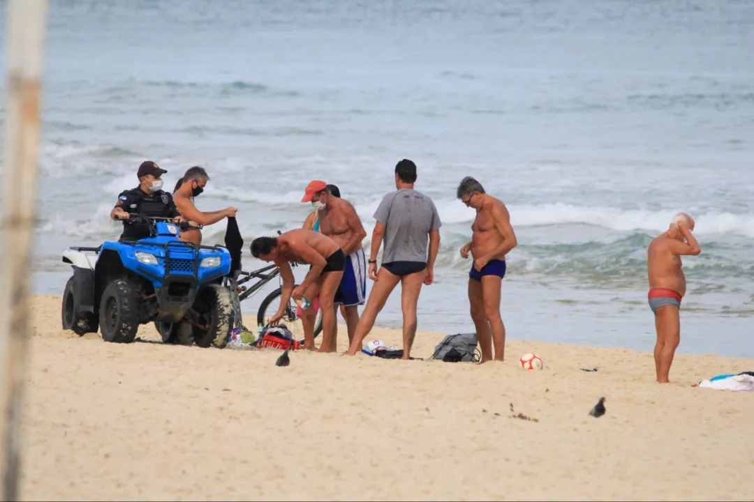 Imagem ilustrativa da imagem Sem máscara, Renato Gaúcho é parado por guarda municipal na praia de Ipanema
