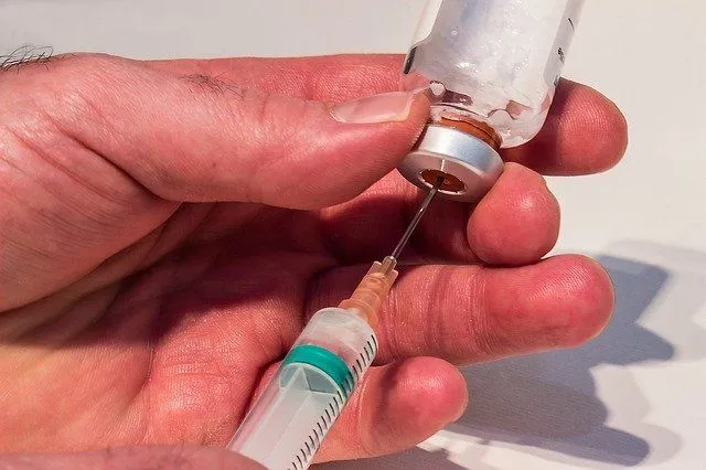Imagem ilustrativa da imagem Clínicas privadas têm acordo para compra de 5 milhões de doses de vacina indiana