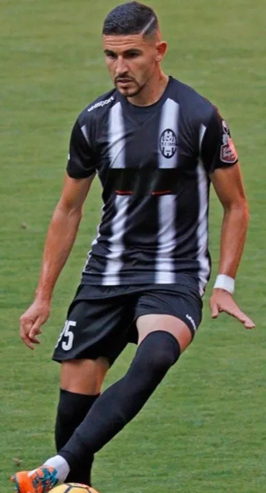 Imagem ilustrativa da imagem Capixaba na Albânia ficou surpreso com torcida na laje, em jogo sem público