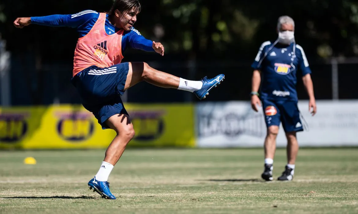 Imagem ilustrativa da imagem "Tendência é que muitos clubes quebrem como o Cruzeiro", diz especialista