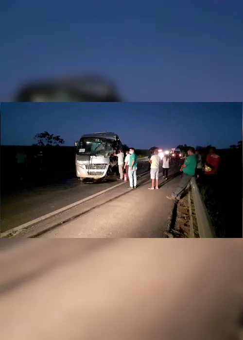 Imagem ilustrativa da imagem Acidente envolvendo micro-ônibus e carreta deixa quatro pessoas feridas