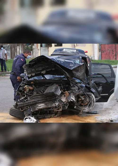 Imagem ilustrativa da imagem Motorista de aplicativo perde controle do carro e tem fratura exposta após bater em muro