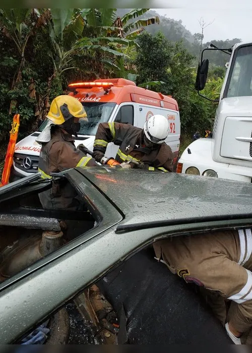 Imagem ilustrativa da imagem Acidente entre carro e caminhão deixa dois feridos em Santa Teresa