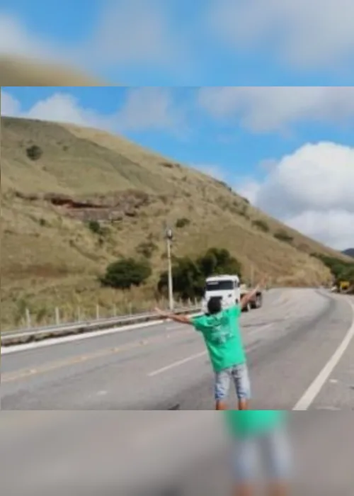 Imagem ilustrativa da imagem VÍDEO| Adolescentes entram na frente de caminhões em "brincadeira" na BR-101
