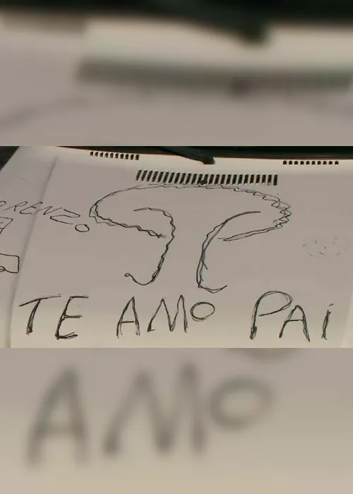 Imagem ilustrativa da imagem Menino risca "Eu te amo" para o pai no capô do carro da família e viraliza