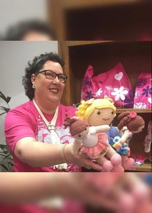 
          Imagem ilustrativa da imagem Artesã cria bonecas sem cabelo para doar para crianças em tratamento de câncer
          