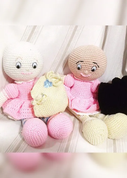 
          Imagem ilustrativa da imagem Artesã cria bonecas sem cabelo para doar para crianças em tratamento de câncer
          