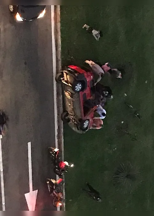 Imagem ilustrativa da imagem VÍDEO | Carro capota na orla de Camburi