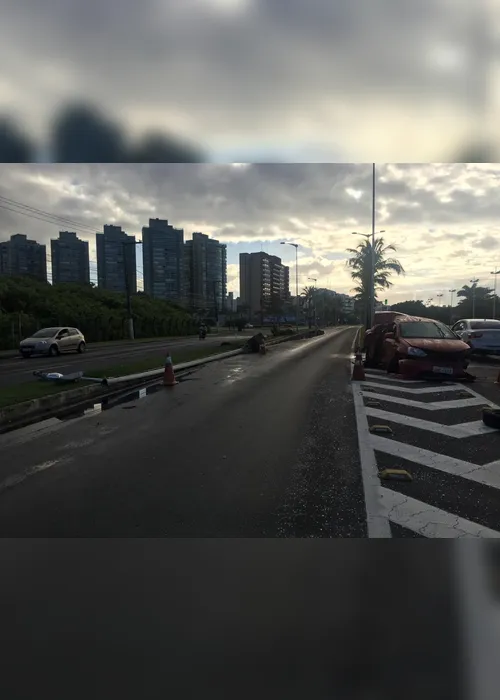 
          Imagem ilustrativa da imagem Carro derruba poste de iluminação em acidente na Praia de Camburi
          