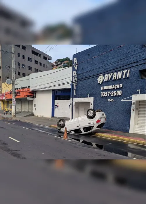 
          Imagem ilustrativa da imagem Enfermeira capota com carro a caminho do trabalho em Vitória
          