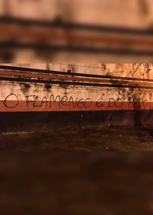 Imagem ilustrativa da imagem Sede do Flamengo é pichada após anúncio de cobrança por transmissão de jogo