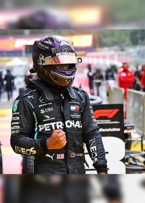 Imagem ilustrativa da imagem Hamilton celebra pole após desempenho perfeito na chuva