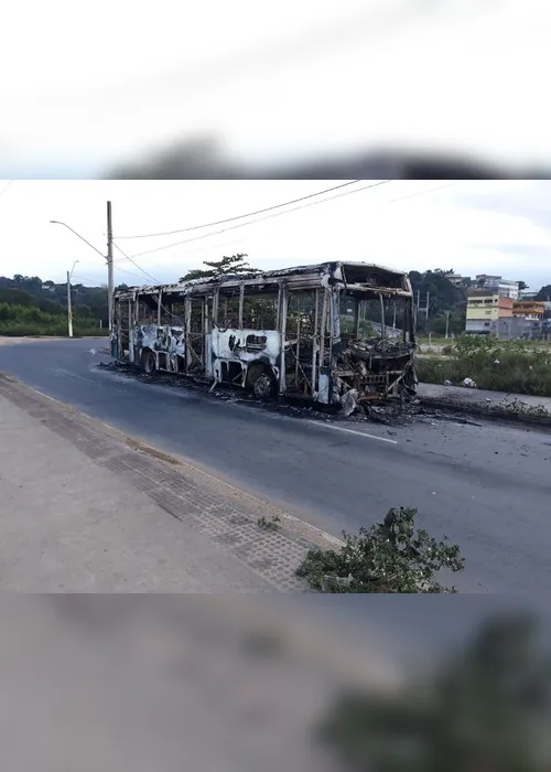 Imagem ilustrativa da imagem Criminosos fortemente armados incendeiam ônibus em Cariacica