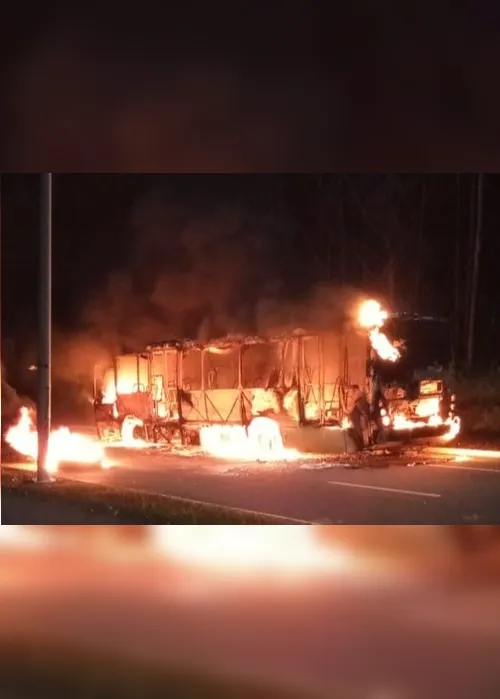 Imagem ilustrativa da imagem Ônibus é incendiado por bandidos na Serra