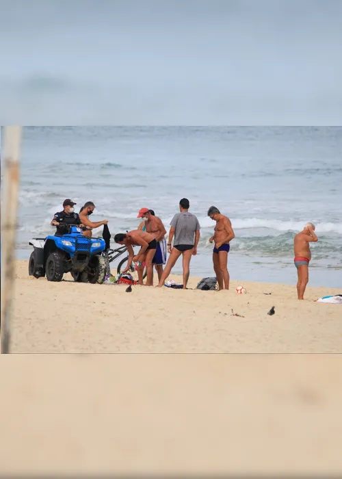 Imagem ilustrativa da imagem Sem máscara, Renato Gaúcho é parado por guarda municipal na praia de Ipanema