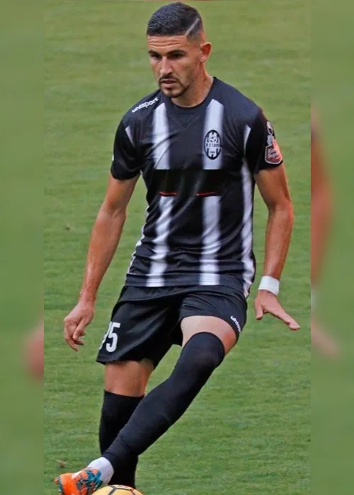 Imagem ilustrativa da imagem Capixaba na Albânia ficou surpreso com torcida na laje, em jogo sem público