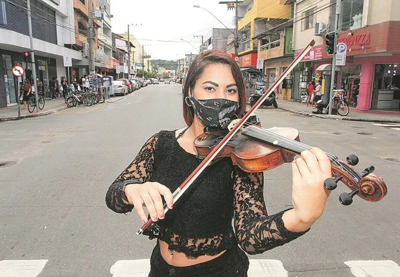 A professora de violino Thaisa Guimarães toca em Vila Velha e também em Vitória