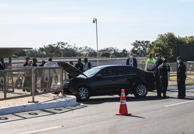 Um carro do comboio presidencial se envolveu em um acidente na entrada do Palácio do Planalto