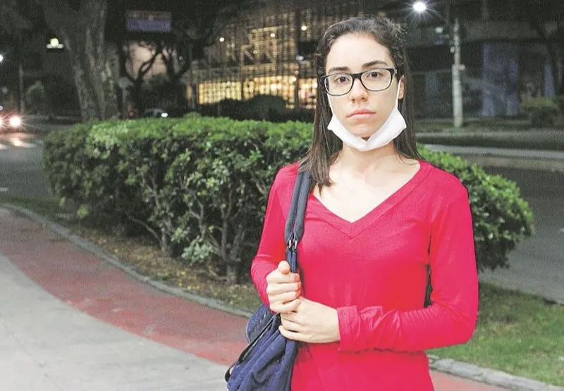 A estudante de Medicina Ana Carolina Lapa, de 28 anos, decidiu procurar ajuda médica após noites de sono sem dormir. “Dei uma melhorada, mas continuo com muita ansiedade", disse.