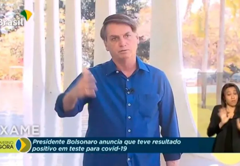 Bolsonaro se afasta para falar com jornalistas