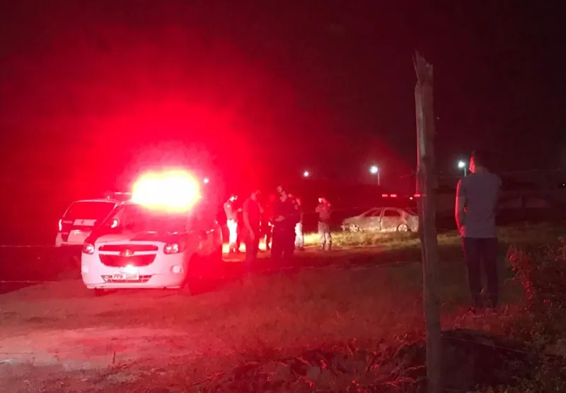 O carro, um Corolla branco, foi encontrado carbonizado na rodovia Leste-Oeste, em Vila Velha.