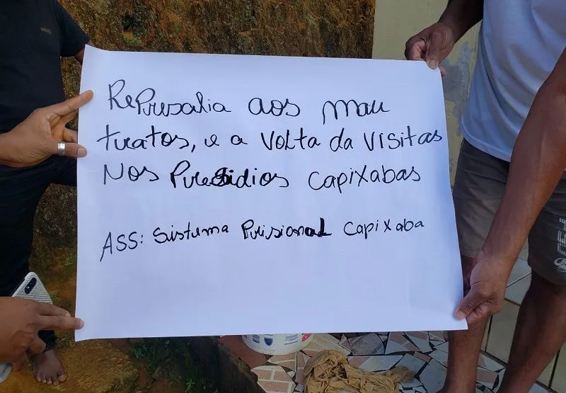 Cartaz deixado por bandidos que incendiaram coletivo em Cariacica