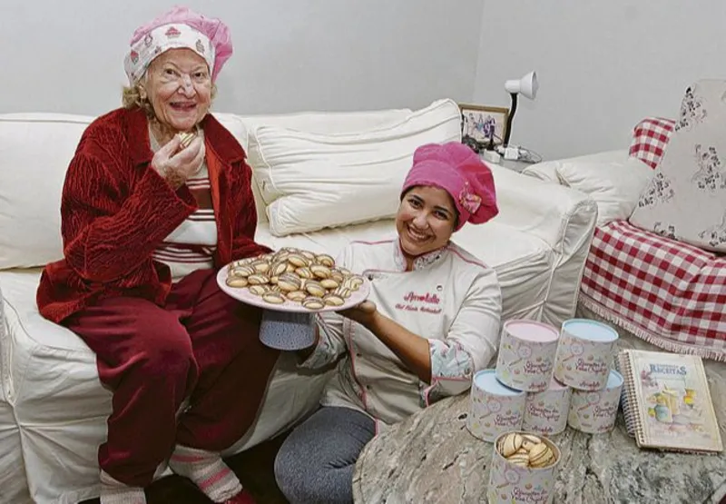 A chef confeiteira Flávia Herkenhoff aprendeu com sua avó Orzalina, 87, a preparar biscoitos de polvilho com chocolate
