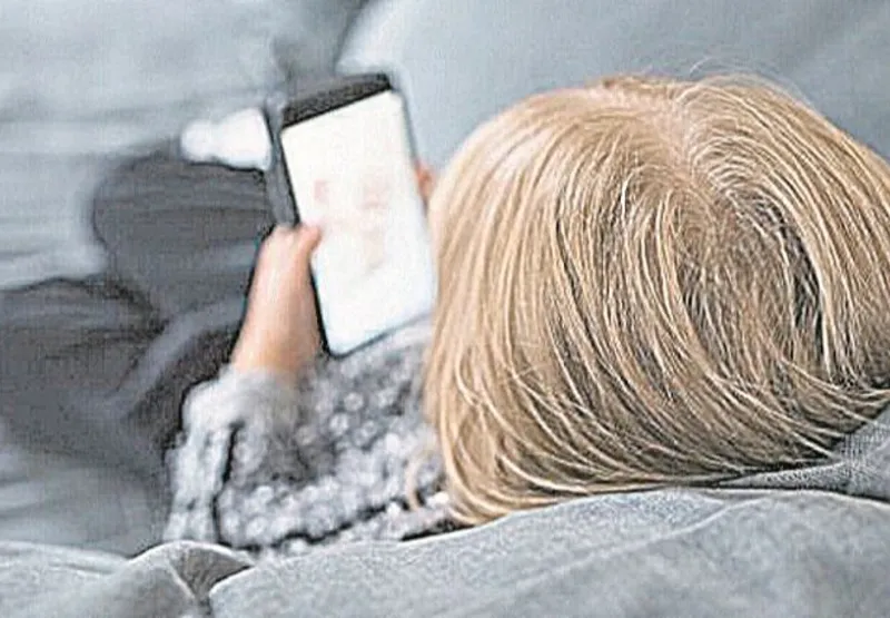 Criança brinca com celular: os  pais devem diminuir o tempo de uso de eletrônicos e telas pelos pequenos. O excesso pode aumentar a irritação e a insônia