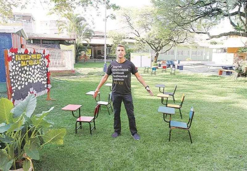 Cristiano Chibib, diretor de escola em Vila Velha, mostra como vai ficar a disposição das cadeiras na volta às aulas