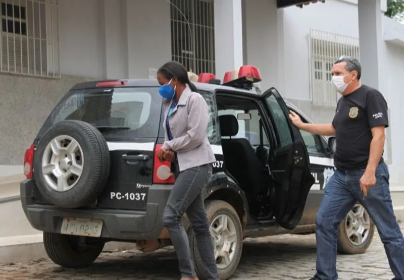 Valéria Pinto Rosa, de 37 anos, sendo levada para a Delegacia