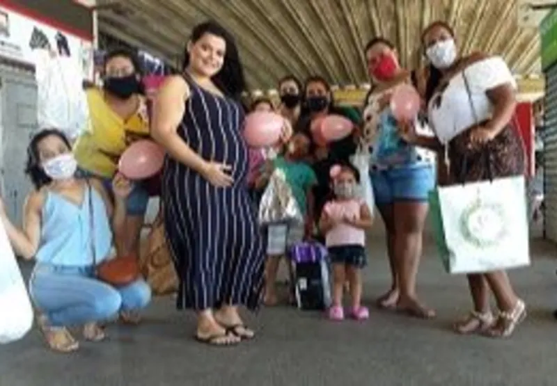 A boleira Welida Nivia e Silva, de 29 anos, está grávida de 30 semanas, e ganhou um chá de bebê das amigas no Terminal de Laranjeiras, na Serra