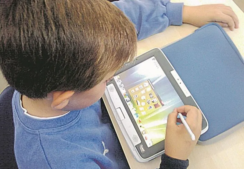 Estudante faz atividade online em tablet: desconto após aula a distância