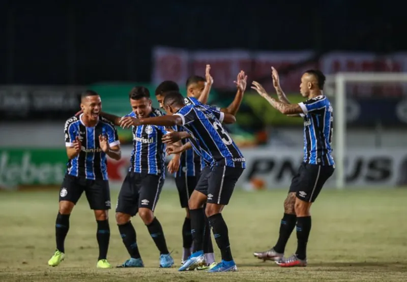 Jogadores comemoram gol do Grêmio