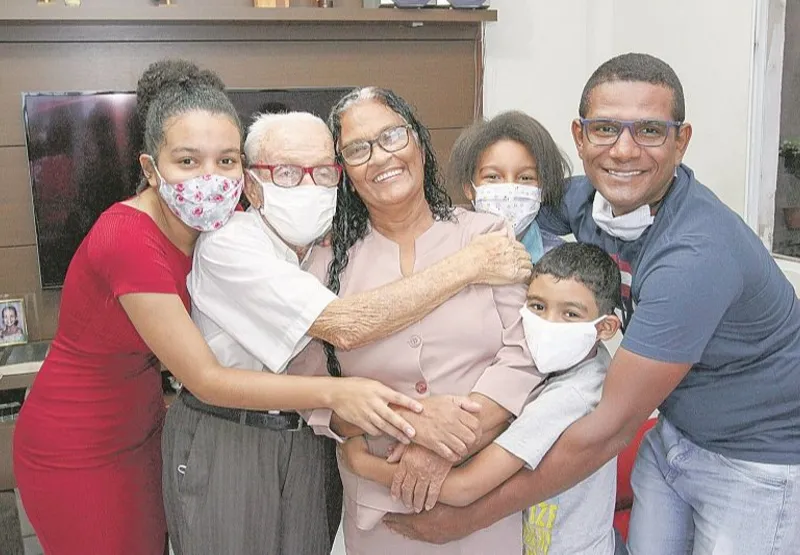 Irene Raimunda, ao centro, com o marido Paulino Dias e familiares: “Jesus que me curou. Mas também me cuidei”.