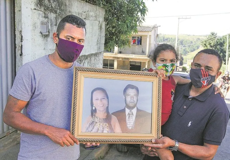 Os irmãos Augusto e Tiago mostram foto e lamentam a perda da mãe, Tânia Maria, morta por atropelamento: dor e sensação de impunidade