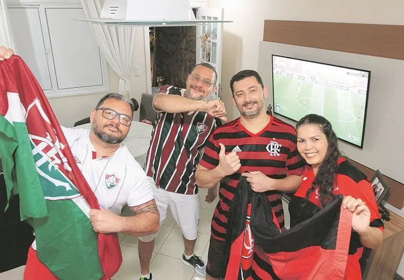 Os irmãos Rodrigo, Fabrício, tricolores, e Bruno, rubro-negro assim como sua mulher Gabriella, vão ligar no SBT