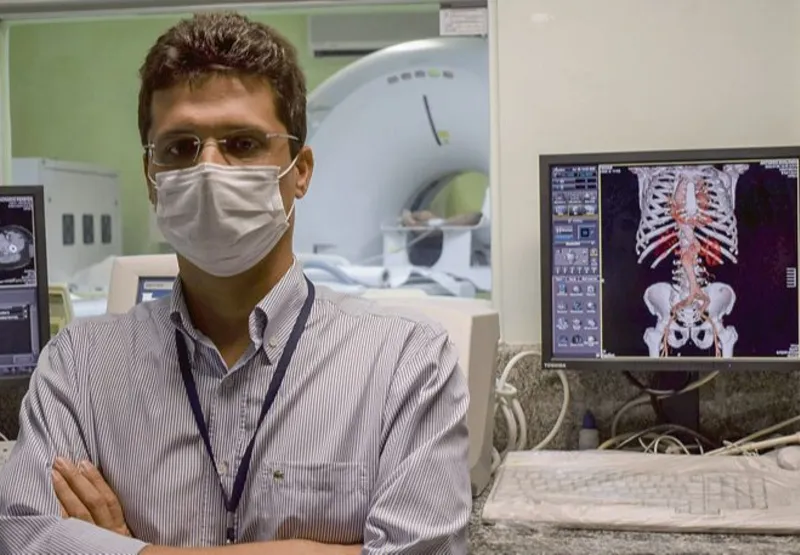 Professor e médico radiologista Marcos Rosa Junior, na sala de tomografia do Hucam