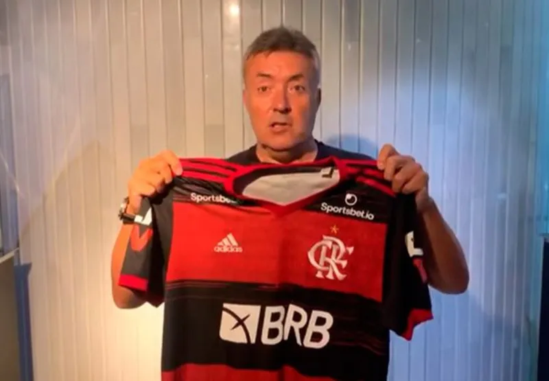 Treinador posou com a camisa do Flamengo em vídeo oficial