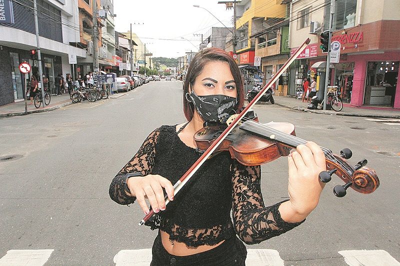 A professora de violino Thaisa Guimarães toca em Vila Velha e também em Vitória (Foto: Kadidja Fernandes/AT)
