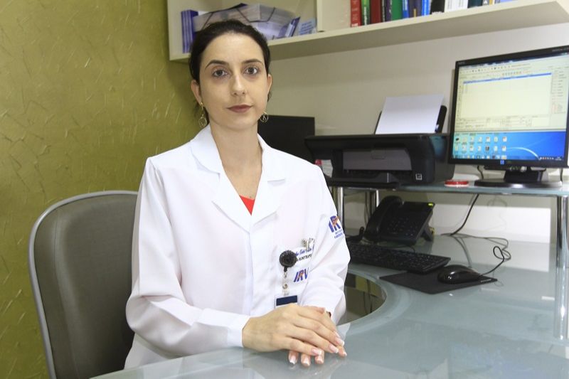 A radio-oncologista Anne Karina Kiister citou aftas, caroços e rouquidão entre os sinais de câncer de cabeça e pescoço (Foto: Dayana Souza/AT)
