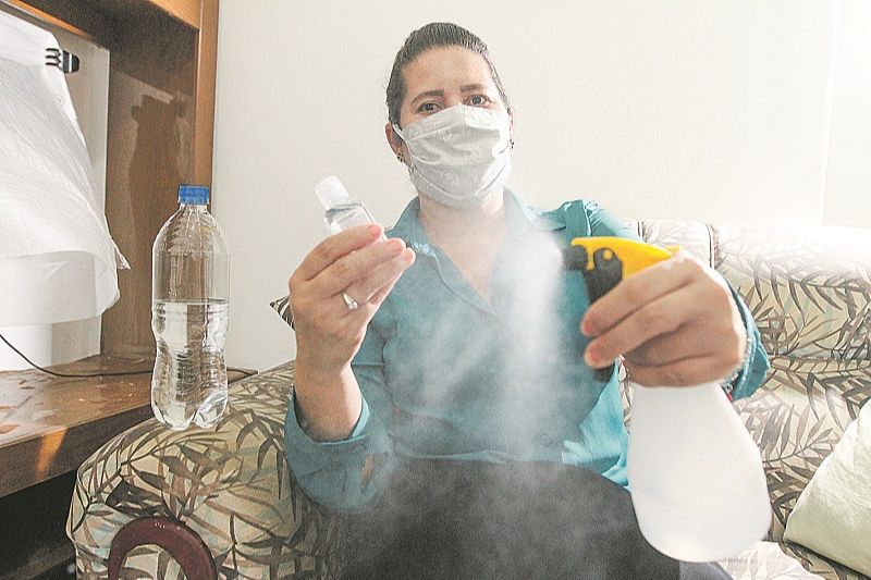 A técnica de enfermagem Renata Damasceno Loureiro mantém os cuidados mesmo após já ter contraído o novo coronavírus (Foto: Beto Morais/AT)