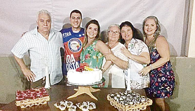 Waldir ao lado de familiares e da mulher Ana das Graças (de branco) (Foto: Acervo de família)