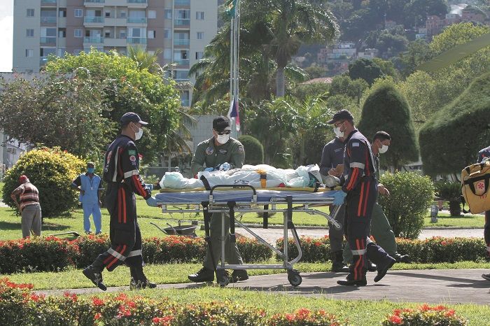A criança foi socorrida em estado grave e precisou ser enfaixada (Foto: Fábio Nunes/AT)