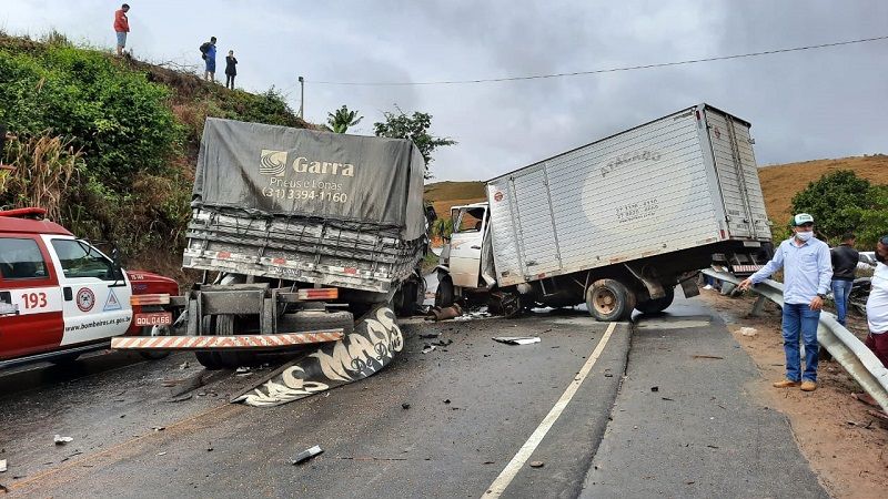 Acidente com caminhões mata duas pessoas em Barra de São Francisco (Foto: Divulgação/Corpo de Bombeiros)