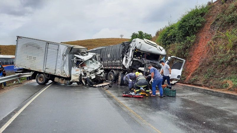 Acidente com caminhões mata duas pessoas em Barra de São Francisco (Foto: Divulgação/Corpo de Bombeiros)