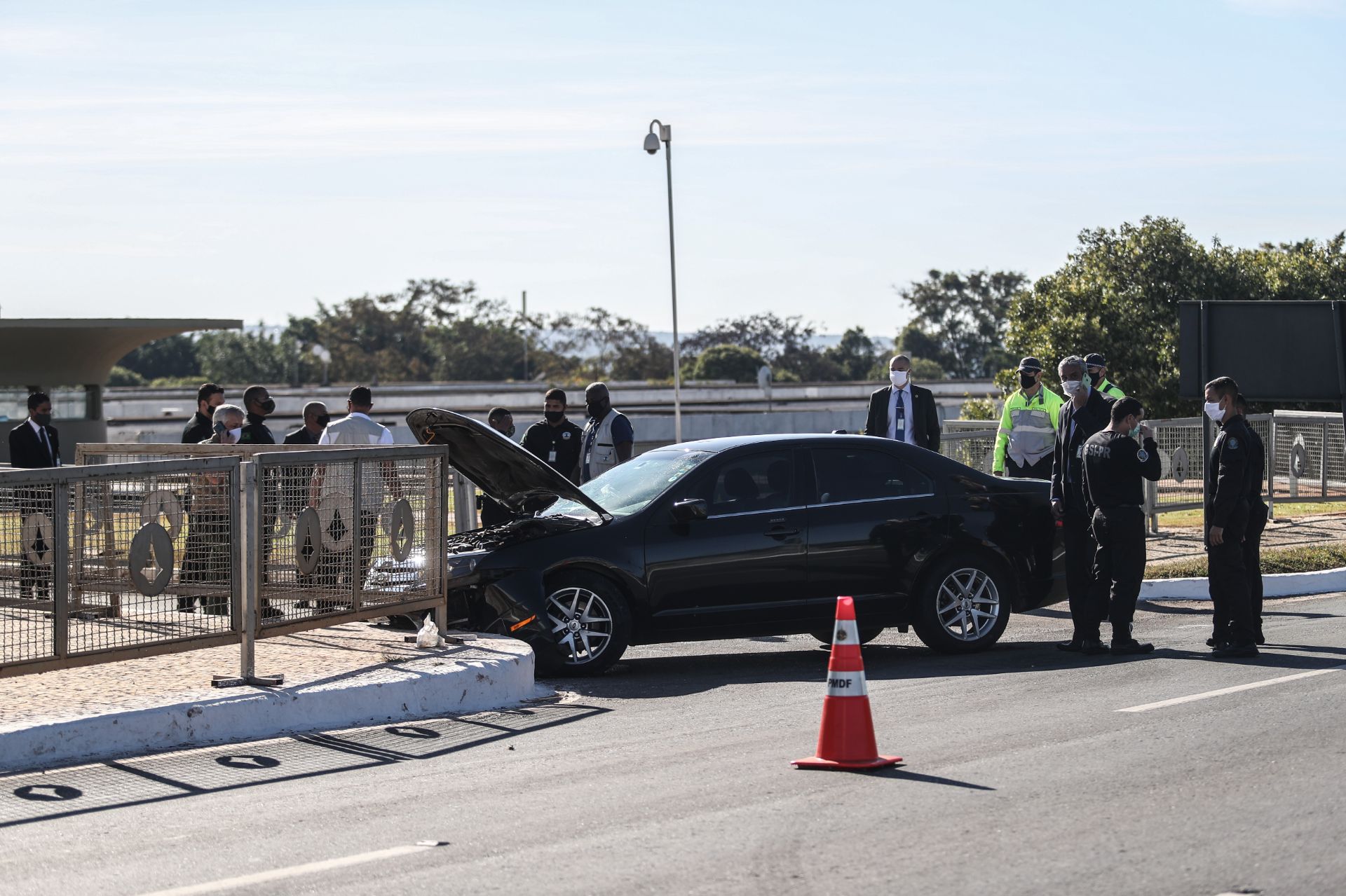 Um carro do comboio presidencial se envolveu em um acidente na entrada do Palácio do Planalto (Foto: GABRIELA BILÓ/ ESTADÃO CONTEÚDO)