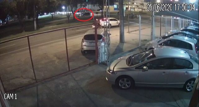 Momento que o motorista atropelou o casal de motociclistas em Linhares. (Foto: Reprodução/MPES)
