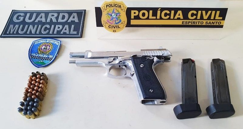 A Guarda Municipal apreendeu com o adolescente uma pistola calibre 380, dois carregadores e 37 munições (Foto: Divulgação/ GMVV)