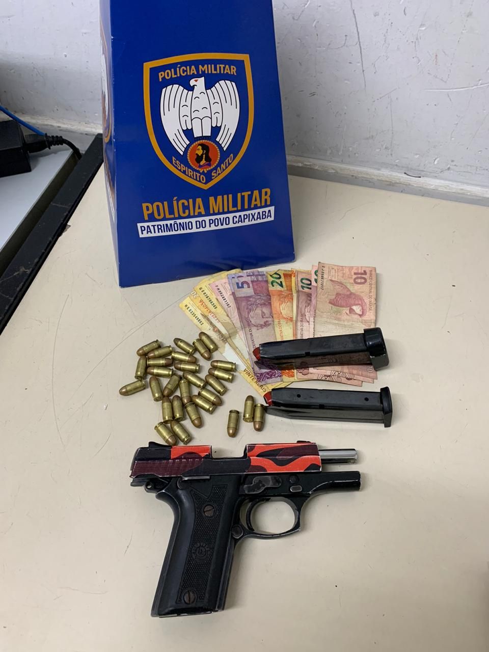 Arma e munições apreendida com adolescente. (Foto: Divulgação)