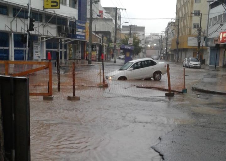Carro caiu em buraco durante alagamento em Campo Grande, Cariacica, na sexta-feira (31). (Foto: Internauta)